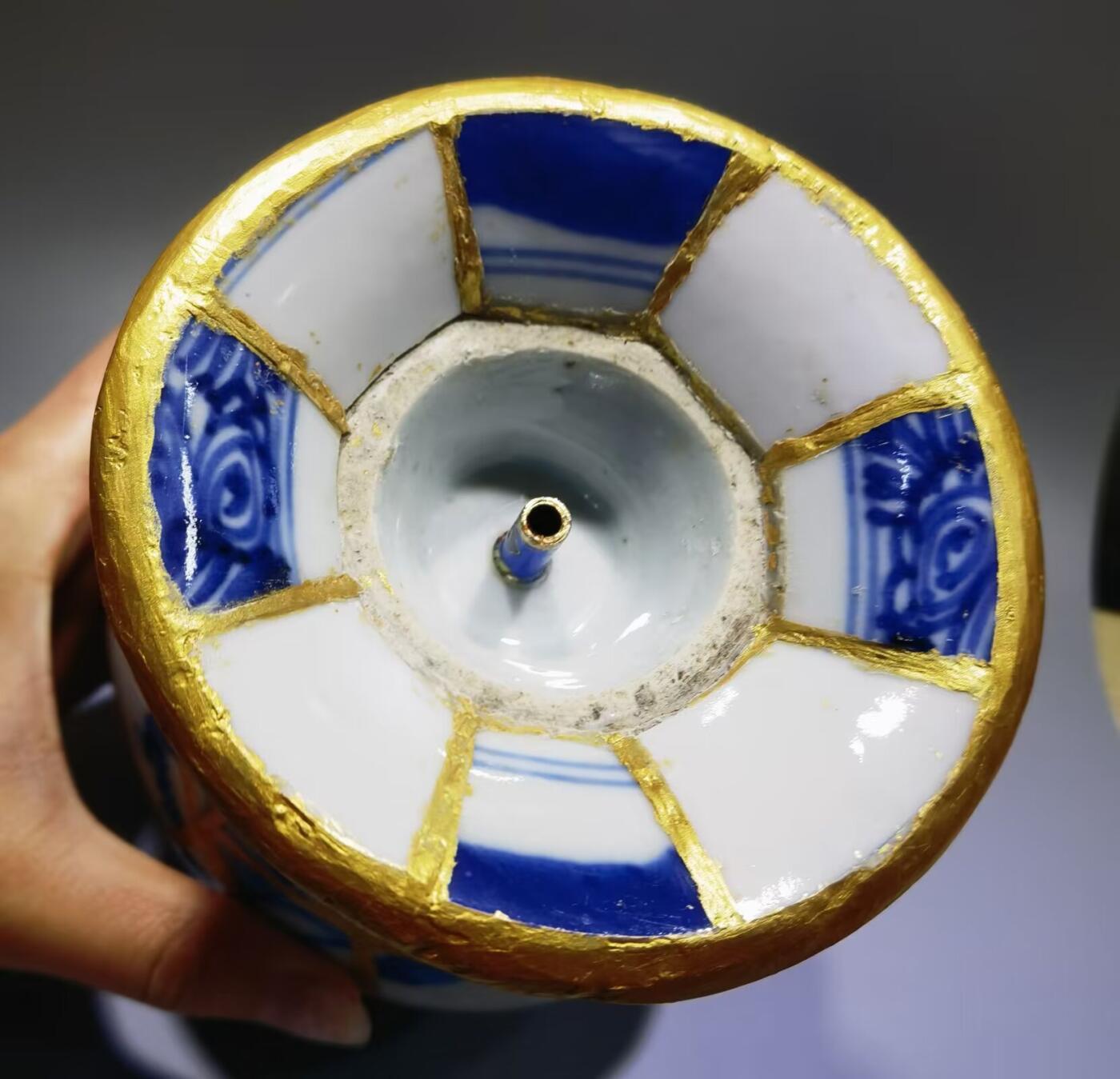 纯手工匠人精工细作DIY青花老瓷片香插罐每片瓷片包老到代，用瓷片约一百多片，精致打磨拼接而成，外表金粉勾缝，纯手工活从构思画图到成品耗时半月有余！独一无二！瓷片界的天花板！
尺寸：高约14cm*腹宽约11cm