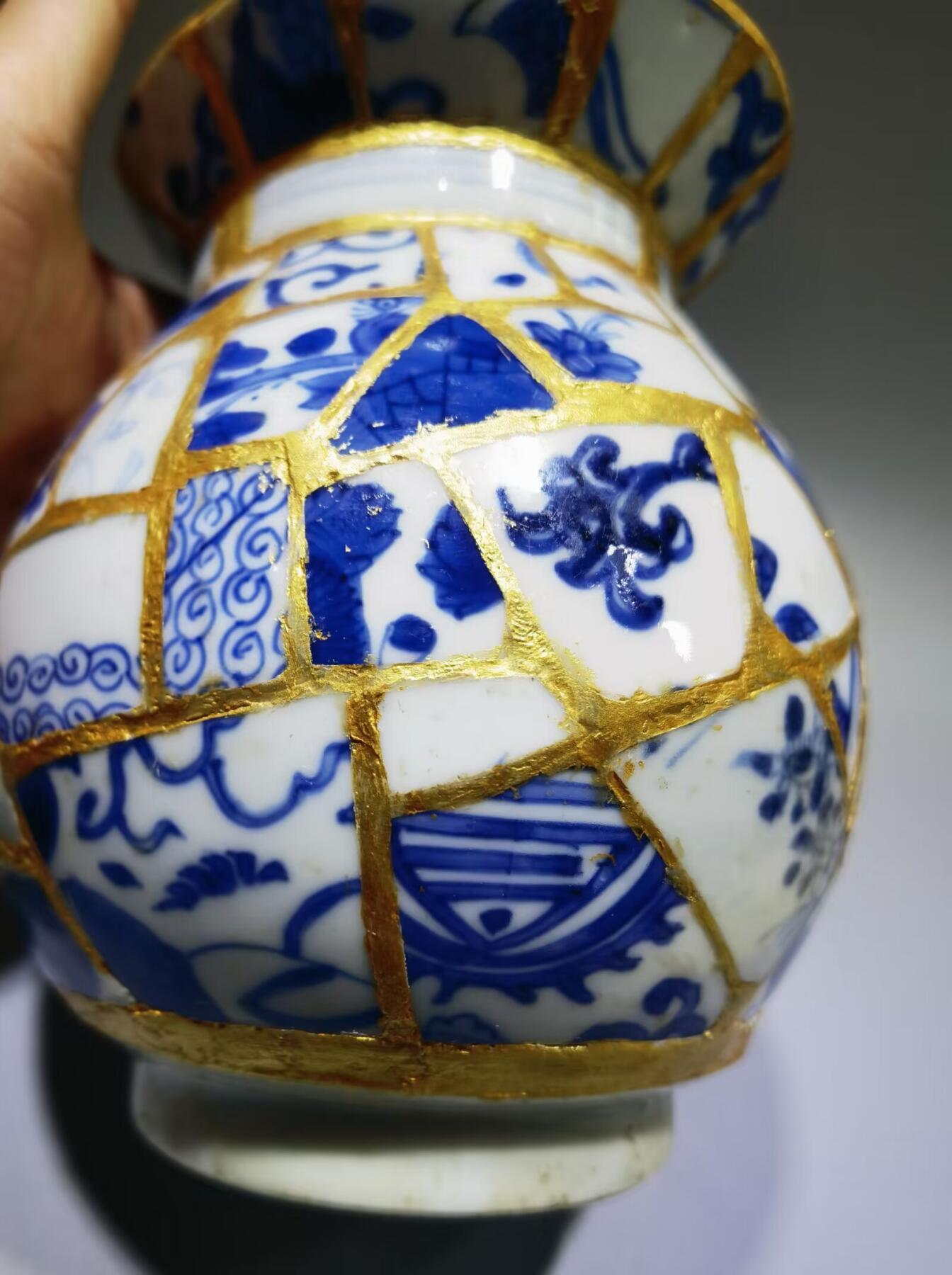 纯手工匠人精工细作DIY青花老瓷片香插罐每片瓷片包老到代，用瓷片约一百多片，精致打磨拼接而成，外表金粉勾缝，纯手工活从构思画图到成品耗时半月有余！独一无二！瓷片界的天花板！
尺寸：高约14cm*腹宽约11cm