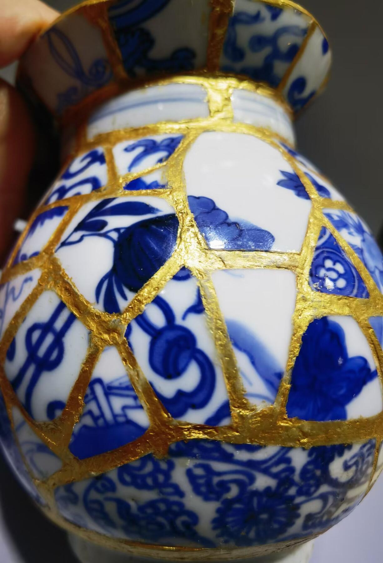 纯手工匠人精工细作DIY青花老瓷片香插罐每片瓷片包老到代，用瓷片约一百多片，精致打磨拼接而成，外表金粉勾缝，纯手工活从构思画图到成品耗时半月有余！独一无二！瓷片界的天花板！
尺寸：高约14cm*腹宽约11cm