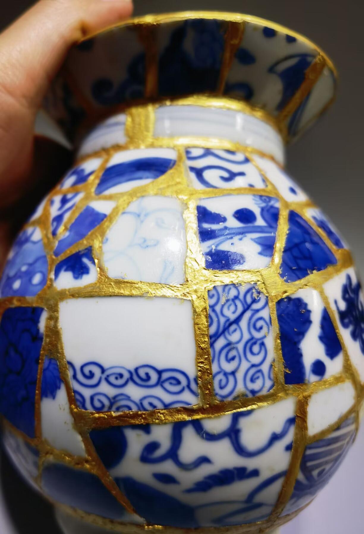 纯手工匠人精工细作DIY青花老瓷片香插罐每片瓷片包老到代，用瓷片约一百多片，精致打磨拼接而成，外表金粉勾缝，纯手工活从构思画图到成品耗时半月有余！独一无二！瓷片界的天花板！
尺寸：高约14cm*腹宽约11cm