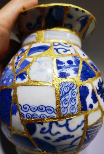 纯手工匠人精工细作DIY青花老瓷片香插罐每片瓷片包老到代，用瓷片约一百多片，精致打磨拼接而成，外表金粉勾缝，纯手工活从构思画图到成品耗时半月有余！独一无二！瓷片界的天花板！
尺寸：高约14cm*腹宽约11cm