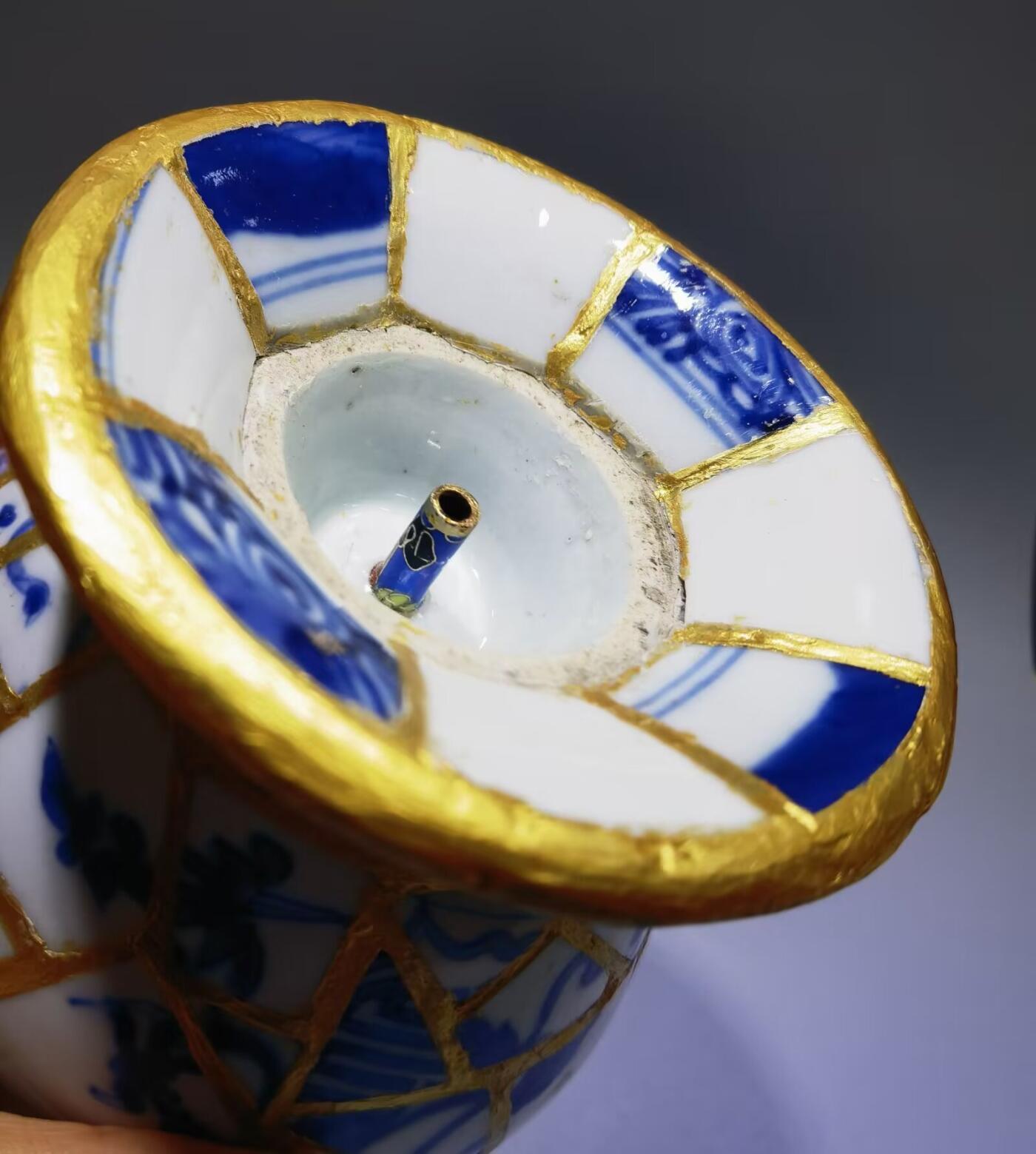 纯手工匠人精工细作DIY青花老瓷片香插罐每片瓷片包老到代，用瓷片约一百多片，精致打磨拼接而成，外表金粉勾缝，纯手工活从构思画图到成品耗时半月有余！独一无二！瓷片界的天花板！
尺寸：高约14cm*腹宽约11cm