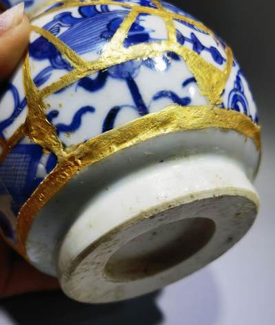 纯手工匠人精工细作DIY青花老瓷片香插罐每片瓷片包老到代，用瓷片约一百多片，精致打磨拼接而成，外表金粉勾缝，纯手工活从构思画图到成品耗时半月有余！独一无二！瓷片界的天花板！
尺寸：高约14cm*腹宽约11cm