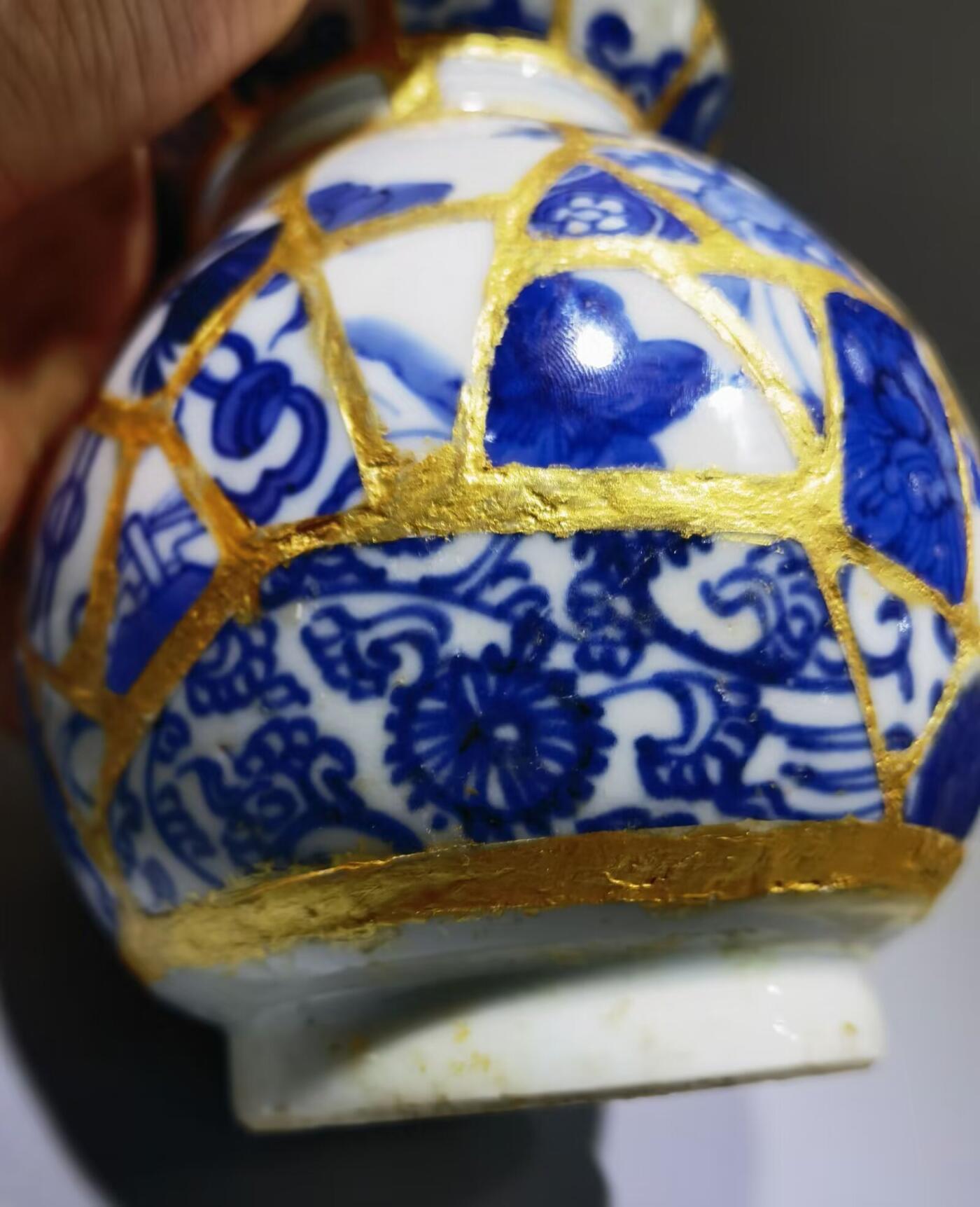 纯手工匠人精工细作DIY青花老瓷片香插罐每片瓷片包老到代，用瓷片约一百多片，精致打磨拼接而成，外表金粉勾缝，纯手工活从构思画图到成品耗时半月有余！独一无二！瓷片界的天花板！
尺寸：高约14cm*腹宽约11cm