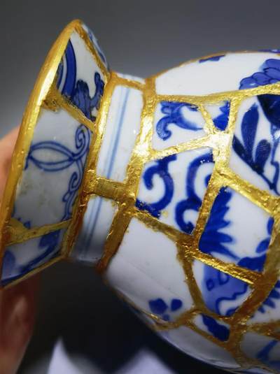 纯手工匠人精工细作DIY青花老瓷片香插罐每片瓷片包老到代，用瓷片约一百多片，精致打磨拼接而成，外表金粉勾缝，纯手工活从构思画图到成品耗时半月有余！独一无二！瓷片界的天花板！
尺寸：高约14cm*腹宽约11cm