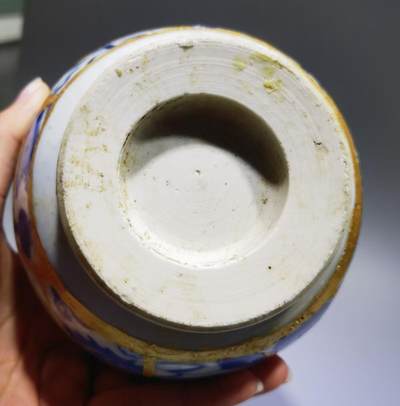 纯手工匠人精工细作DIY青花老瓷片香插罐每片瓷片包老到代，用瓷片约一百多片，精致打磨拼接而成，外表金粉勾缝，纯手工活从构思画图到成品耗时半月有余！独一无二！瓷片界的天花板！
尺寸：高约14cm*腹宽约11cm
