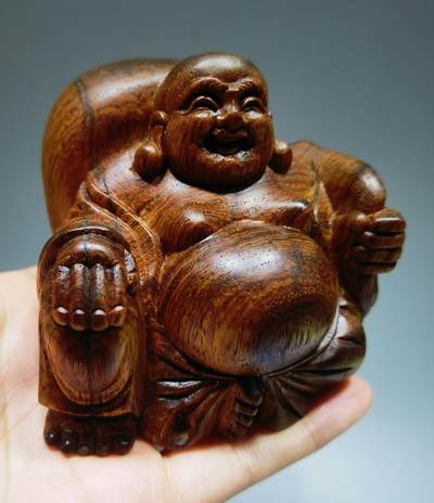海南黄花梨弥勒佛摆件，底部原皮，左侧微裂，油性十足，大肚能容，容天下难容之事。开口遍笑笑世间可笑之人！尺寸：高6.8cm宽8cm厚8cm克重：204.2