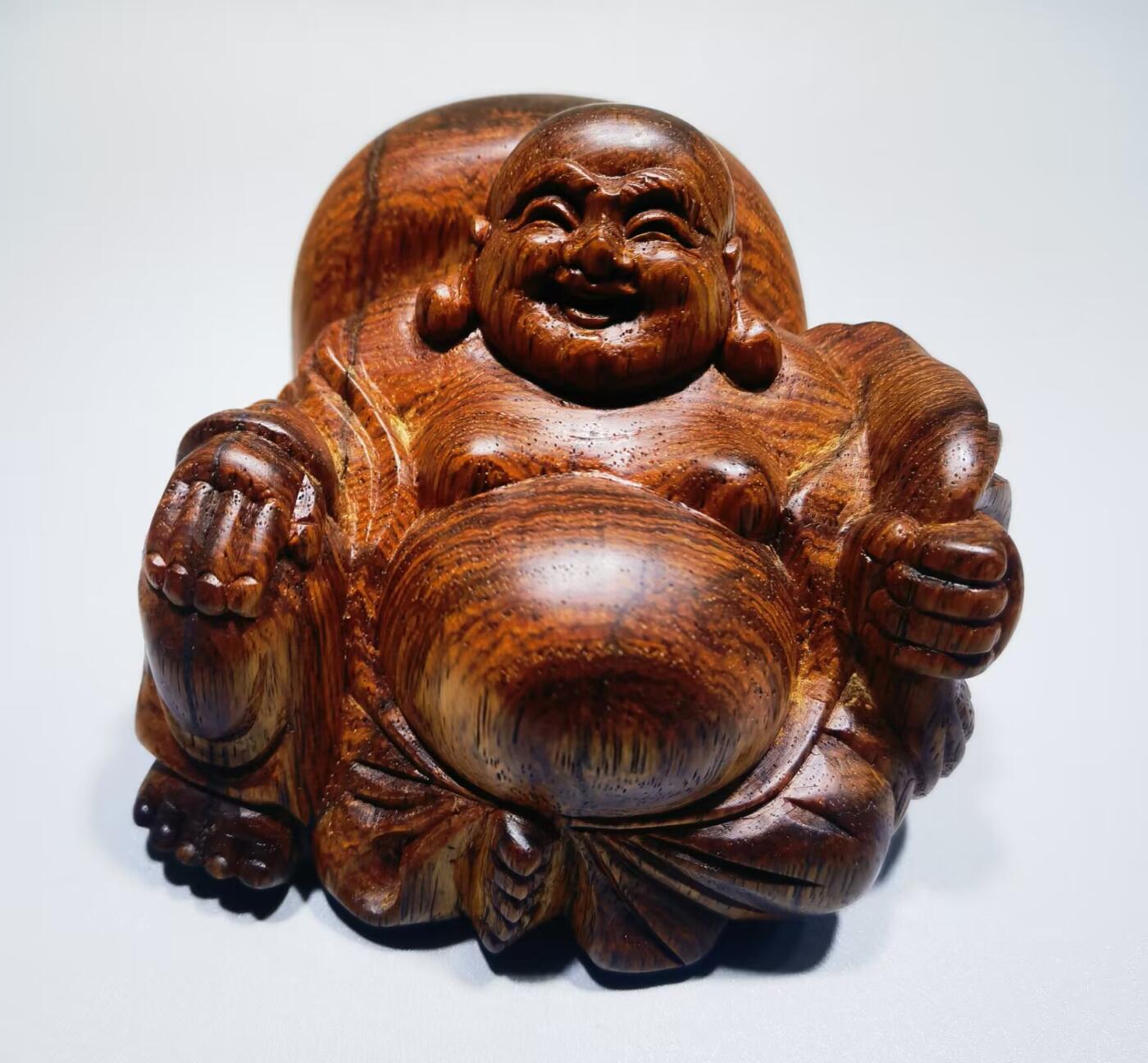 海南黄花梨弥勒佛摆件，底部原皮，左侧微裂，油性十足，大肚能容，容天下难容之事。开口遍笑笑世间可笑之人！尺寸：高6.8cm宽8cm厚8cm克重：204.2