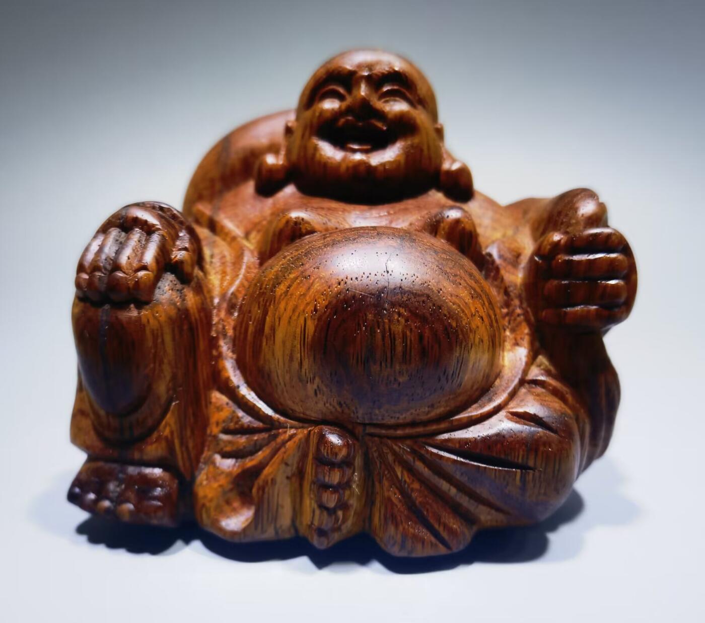 海南黄花梨弥勒佛摆件，底部原皮，左侧微裂，油性十足，大肚能容，容天下难容之事。开口遍笑笑世间可笑之人！尺寸：高6.8cm宽8cm厚8cm克重：204.2