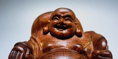 海南黄花梨弥勒佛摆件，底部原皮，左侧微裂，油性十足，大肚能容，容天下难容之事。开口遍笑笑世间可笑之人！尺寸：高6.8cm宽8cm厚8cm克重：204.2
