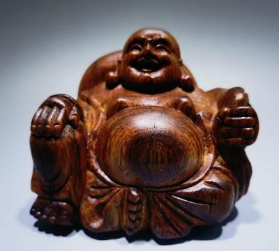 海南黄花梨弥勒佛摆件，底部原皮，左侧微裂，油性十足，大肚能容，容天下难容之事。开口遍笑笑世间可笑之人！尺寸：高6.8cm宽8cm厚8cm克重：204.2