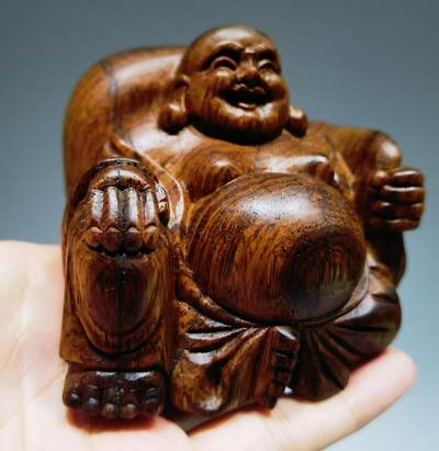海南黄花梨弥勒佛摆件，底部原皮，左侧微裂，油性十足，大肚能容，容天下难容之事。开口遍笑笑世间可笑之人！尺寸：高6.8cm宽8cm厚8cm克重：204.2