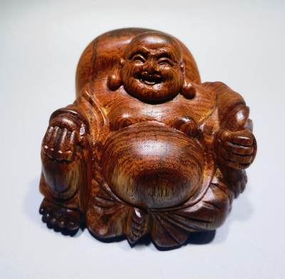海南黄花梨弥勒佛摆件，底部原皮，左侧微裂，油性十足，大肚能容，容天下难容之事。开口遍笑笑世间可笑之人！尺寸：高6.8cm宽8cm厚8cm克重：204.2