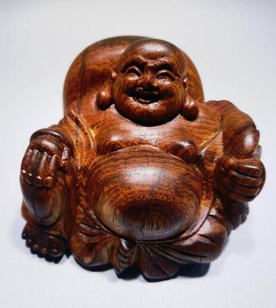 海南黄花梨弥勒佛摆件，底部原皮，左侧微裂，油性十足，大肚能容，容天下难容之事。开口遍笑笑世间可笑之人！尺寸：高6.8cm宽8cm厚8cm克重：204.2