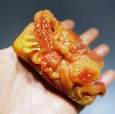 揉骨如玉龙牌男款皮带扣手把件，油性十足，精雕细刻。尺寸：6.7cm*5.0cm*3.0cm克重：73.6
​