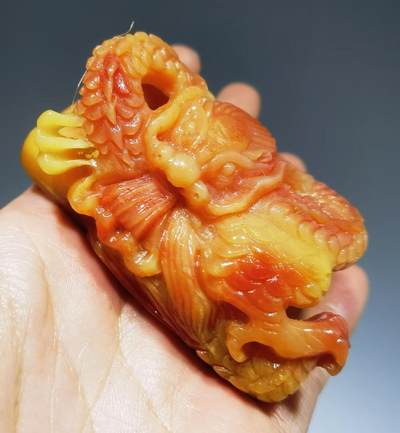 揉骨如玉龙牌男款皮带扣手把件，油性十足，精雕细刻。尺寸：6.7cm*5.0cm*3.0cm克重：73.6
​