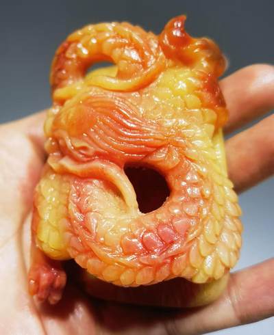 揉骨如玉龙牌男款皮带扣手把件，油性十足，精雕细刻。尺寸：6.7cm*5.0cm*3.0cm克重：73.6
​