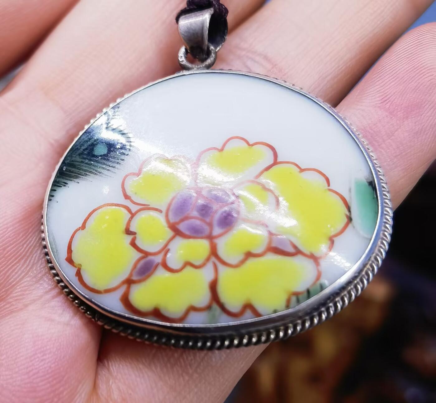 清中期雍正粉彩花卉吊坠挂件项链男女款，包浆自然色彩明艳，全品包老到代！尺寸：3.0cm*3.5cm*0.4cm