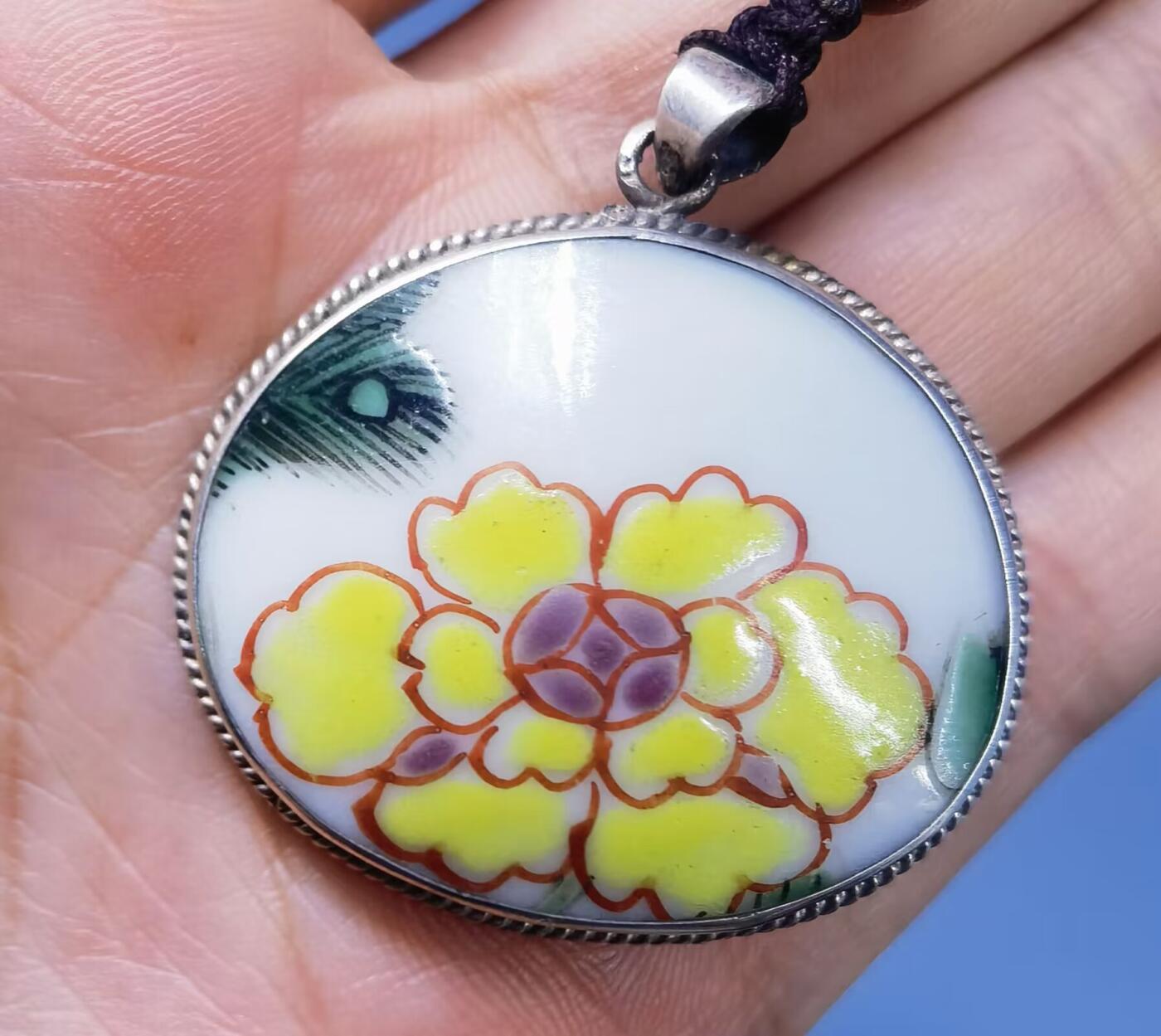 清中期雍正粉彩花卉吊坠挂件项链男女款，包浆自然色彩明艳，全品包老到代！尺寸：3.0cm*3.5cm*0.4cm