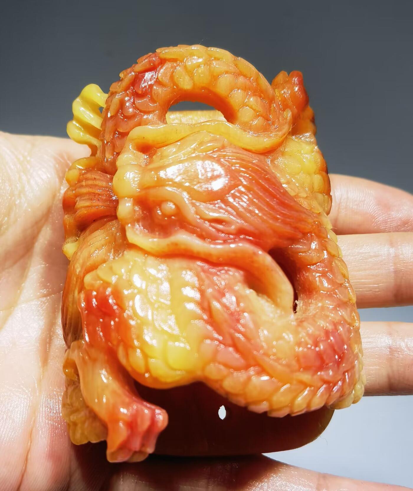 揉骨如玉龙牌男款皮带扣手把件，油性十足，精雕细刻。尺寸：6.7cm*5.0cm*3.0cm克重：73.6
​
