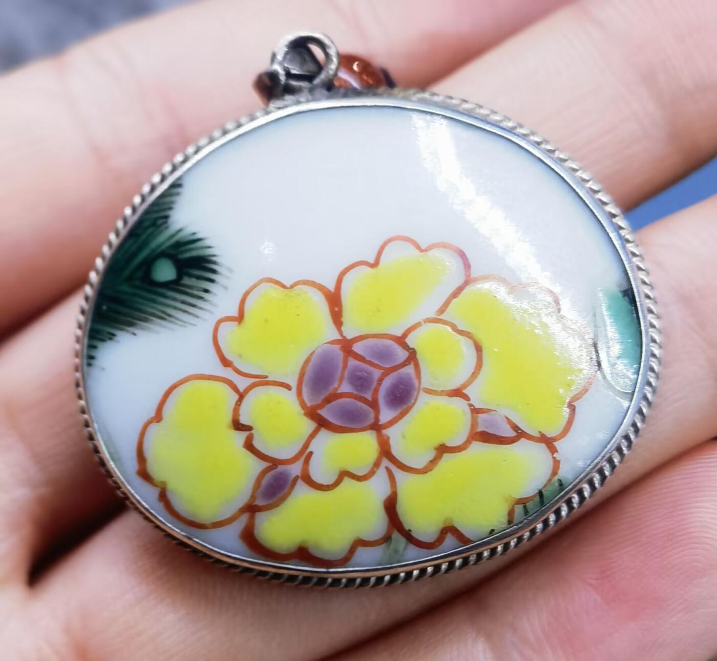 清中期雍正粉彩花卉吊坠挂件项链男女款，包浆自然色彩明艳，全品包老到代！尺寸：3.0cm*3.5cm*0.4cm