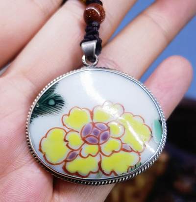 清中期雍正粉彩花卉吊坠挂件项链男女款，包浆自然色彩明艳，全品包老到代！尺寸：3.0cm*3.5cm*0.4cm