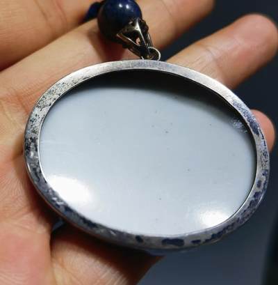 清康熙青花花卉瓷片吊坠项链牌男女款，纯银镶嵌画片完整，品相如图所示包老到代！
尺寸：4.1cm*3.4cm*0.4cm