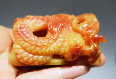 揉骨如玉龙牌男款皮带扣手把件，油性十足，精雕细刻。尺寸：6.7cm*5.0cm*3.0cm克重：73.6
​