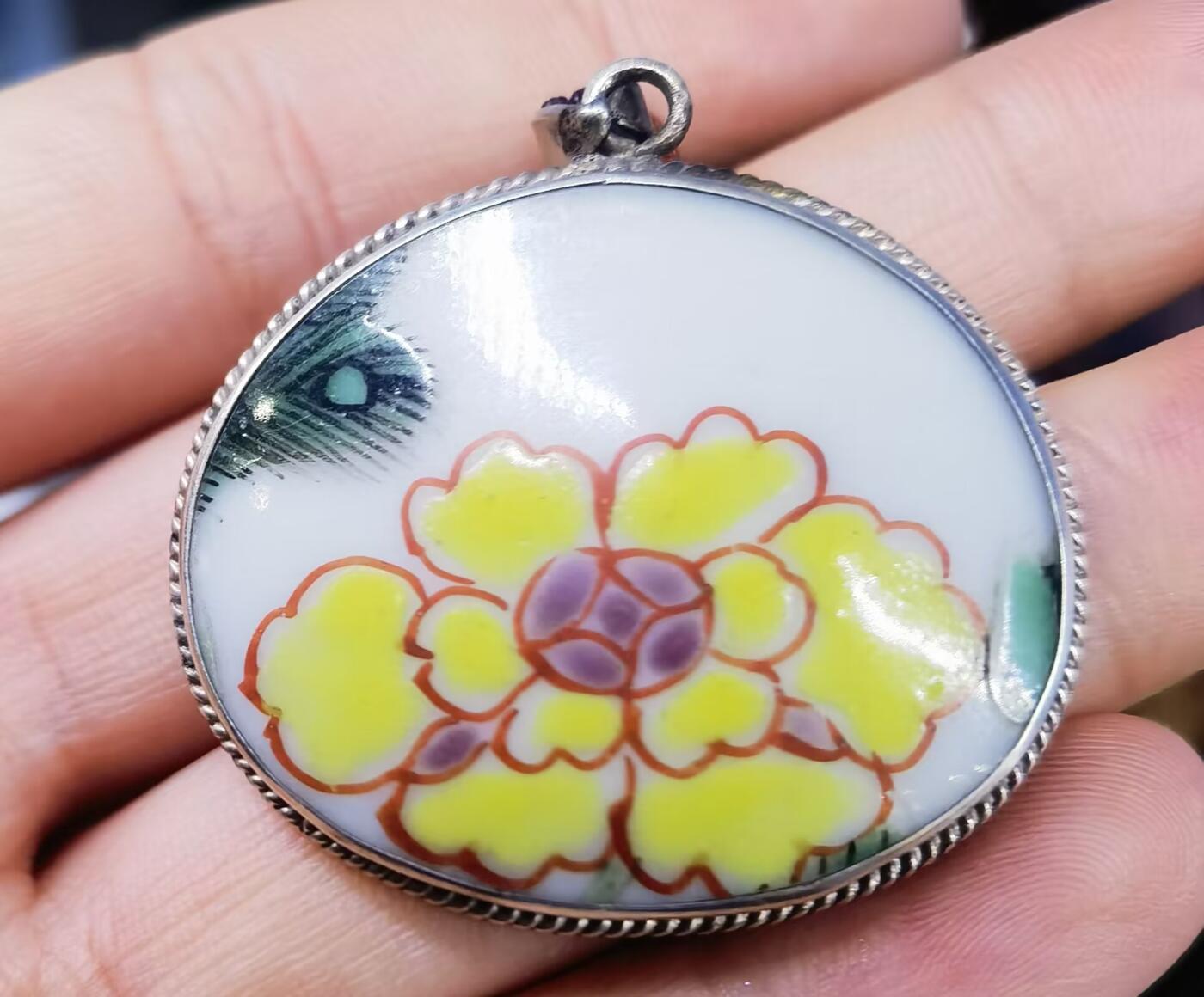 清中期雍正粉彩花卉吊坠挂件项链男女款，包浆自然色彩明艳，全品包老到代！尺寸：3.0cm*3.5cm*0.4cm