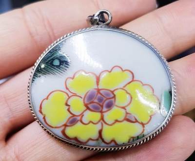 清中期雍正粉彩花卉吊坠挂件项链男女款，包浆自然色彩明艳，全品包老到代！尺寸：3.0cm*3.5cm*0.4cm