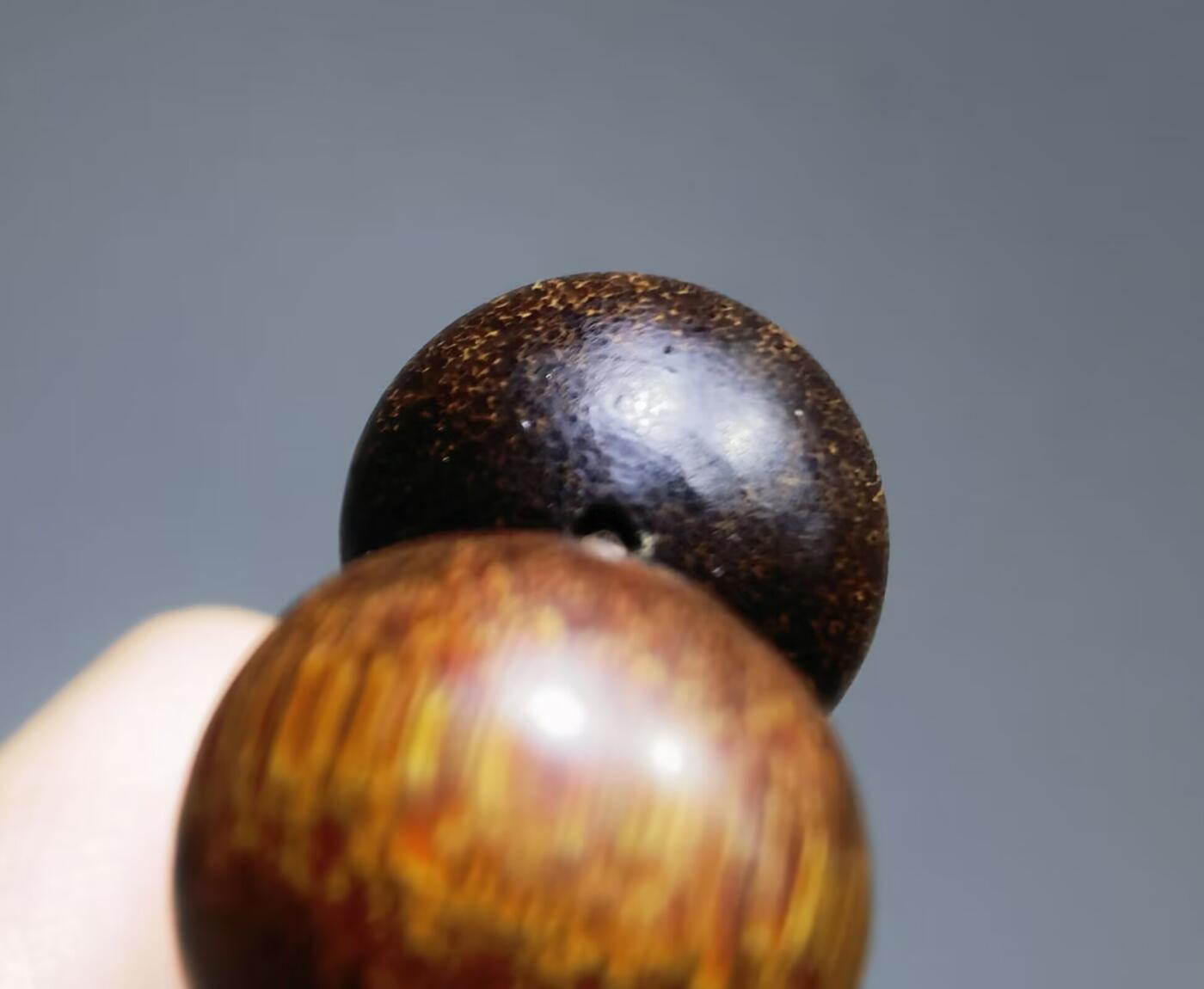 高端文玩佛珠手串，非通货，纹理清晰，手感油润份量十足。高端大气上档次！尺寸：2.0cm克重：62.2g