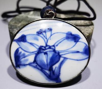 清康熙青花花卉瓷片吊坠项链牌男女款，纯银镶嵌画片完整，品相如图所示包老到代！
尺寸：4.1cm*3.4cm*0.4cm