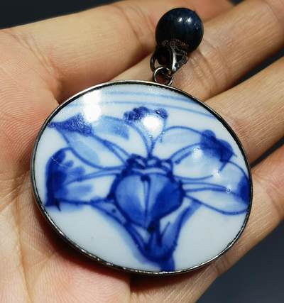 清康熙青花花卉瓷片吊坠项链牌男女款，纯银镶嵌画片完整，品相如图所示包老到代！
尺寸：4.1cm*3.4cm*0.4cm