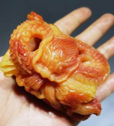 揉骨如玉龙牌男款皮带扣手把件，油性十足，精雕细刻。尺寸：6.7cm*5.0cm*3.0cm克重：73.6
​