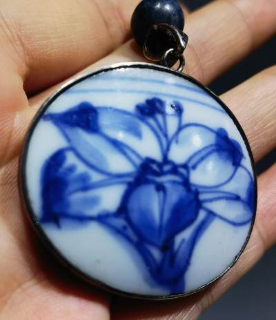 清康熙青花花卉瓷片吊坠项链牌男女款，纯银镶嵌画片完整，品相如图所示包老到代！
尺寸：4.1cm*3.4cm*0.4cm