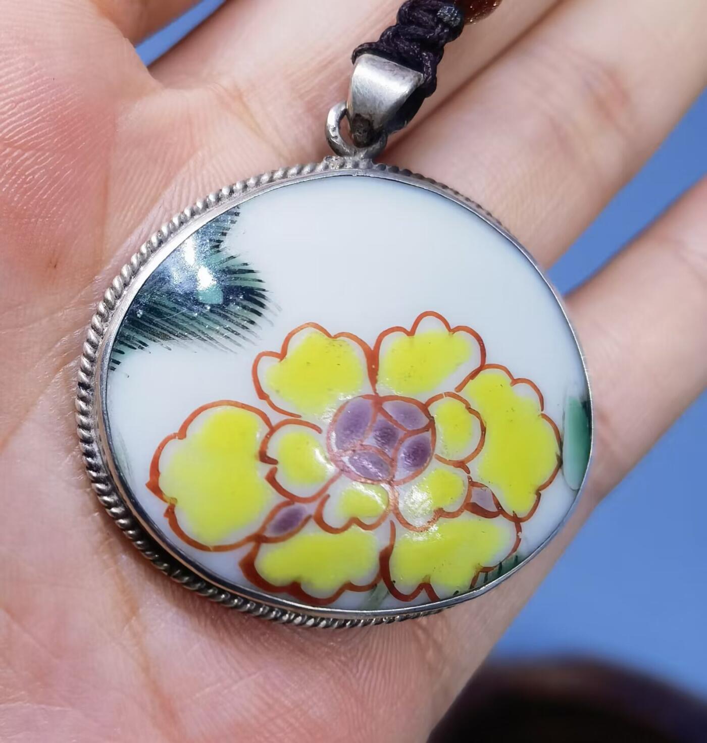 清中期雍正粉彩花卉吊坠挂件项链男女款，包浆自然色彩明艳，全品包老到代！尺寸：3.0cm*3.5cm*0.4cm