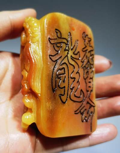 揉骨如玉龙牌男款皮带扣手把件，油性十足，精雕细刻。尺寸：6.7cm*5.0cm*3.0cm克重：73.6
​