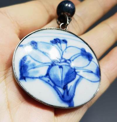 清康熙青花花卉瓷片吊坠项链牌男女款，纯银镶嵌画片完整，品相如图所示包老到代！
尺寸：4.1cm*3.4cm*0.4cm