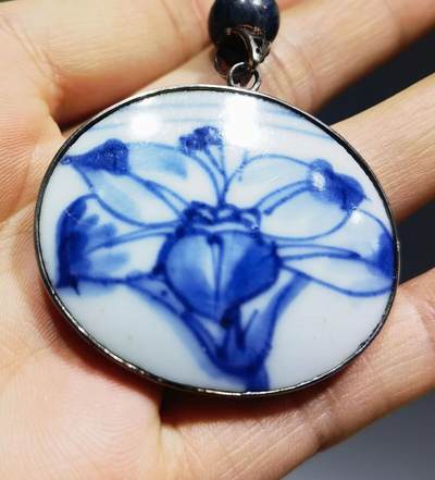 清康熙青花花卉瓷片吊坠项链牌男女款，纯银镶嵌画片完整，品相如图所示包老到代！
尺寸：4.1cm*3.4cm*0.4cm