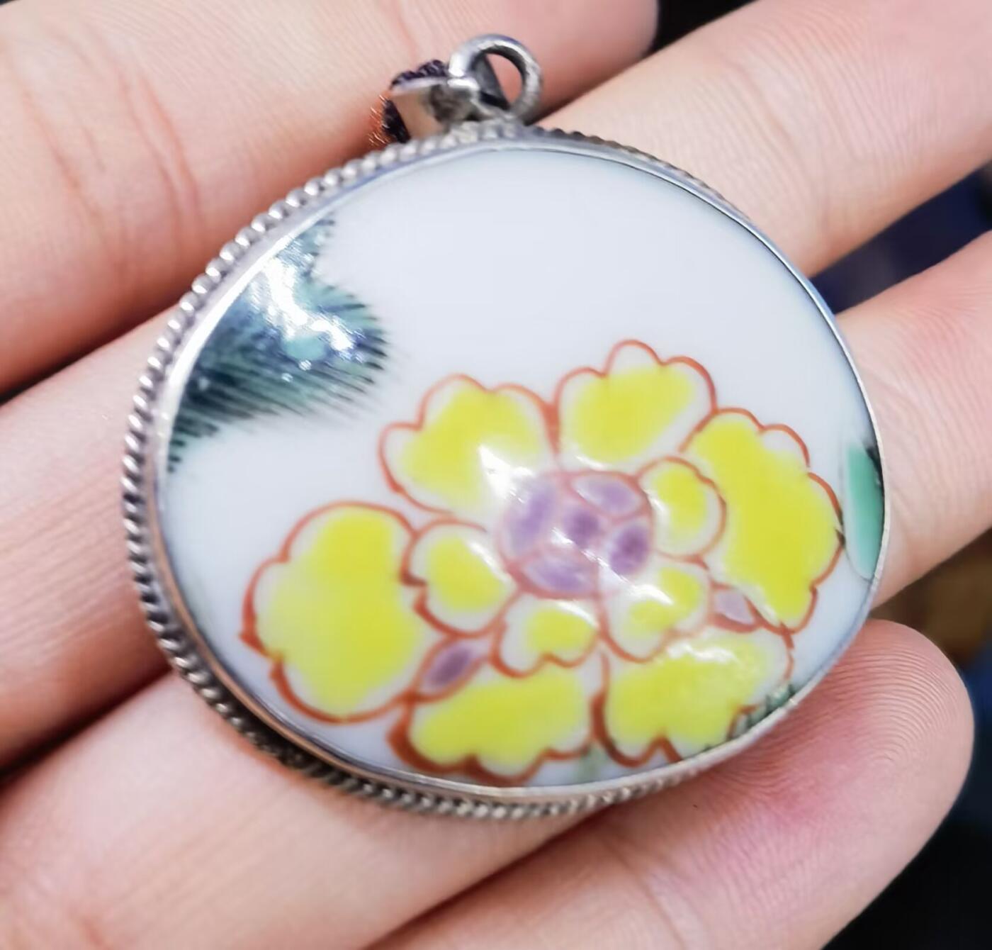 清中期雍正粉彩花卉吊坠挂件项链男女款，包浆自然色彩明艳，全品包老到代！尺寸：3.0cm*3.5cm*0.4cm