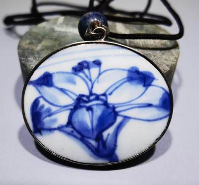 清康熙青花花卉瓷片吊坠项链牌男女款，纯银镶嵌画片完整，品相如图所示包老到代！
尺寸：4.1cm*3.4cm*0.4cm