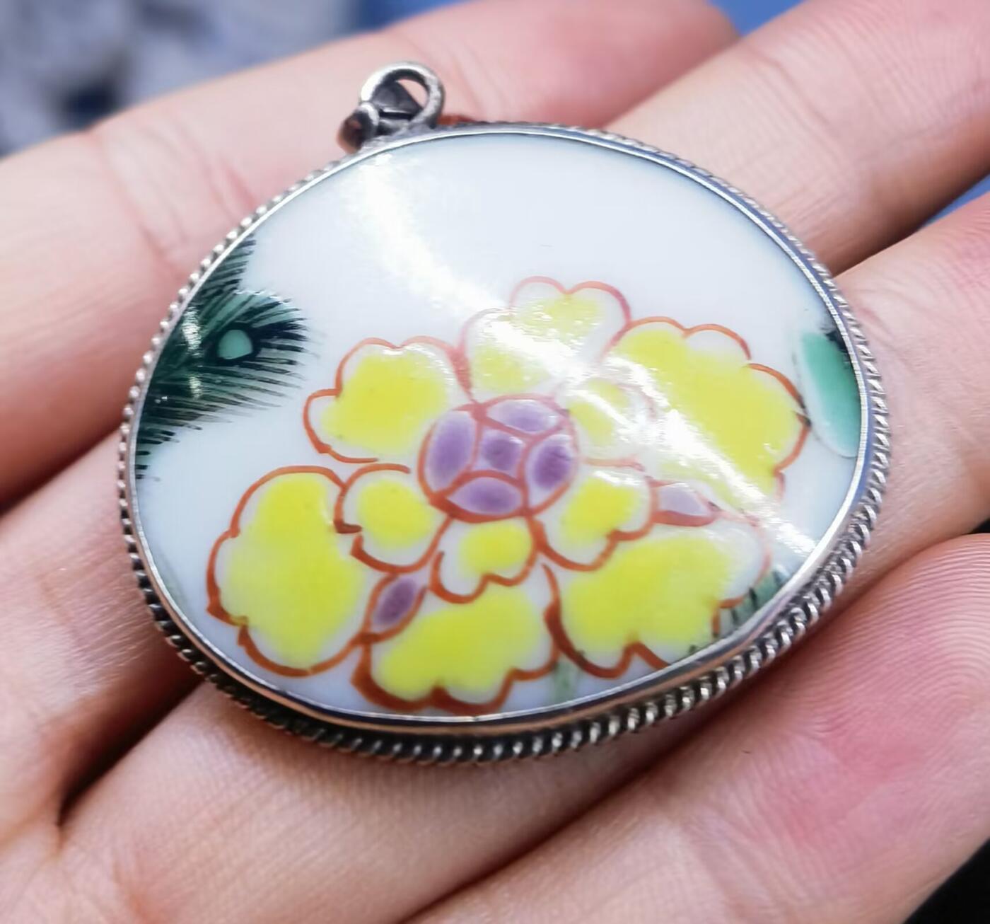 清中期雍正粉彩花卉吊坠挂件项链男女款，包浆自然色彩明艳，全品包老到代！尺寸：3.0cm*3.5cm*0.4cm