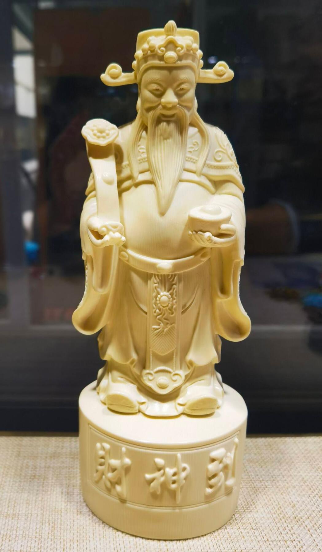 猛犸财神办公乔迁摆件，老料​纹路漂亮，精雕细刻，开脸喜庆吉祥！​尺寸:20.05cm*8cm克重:615。