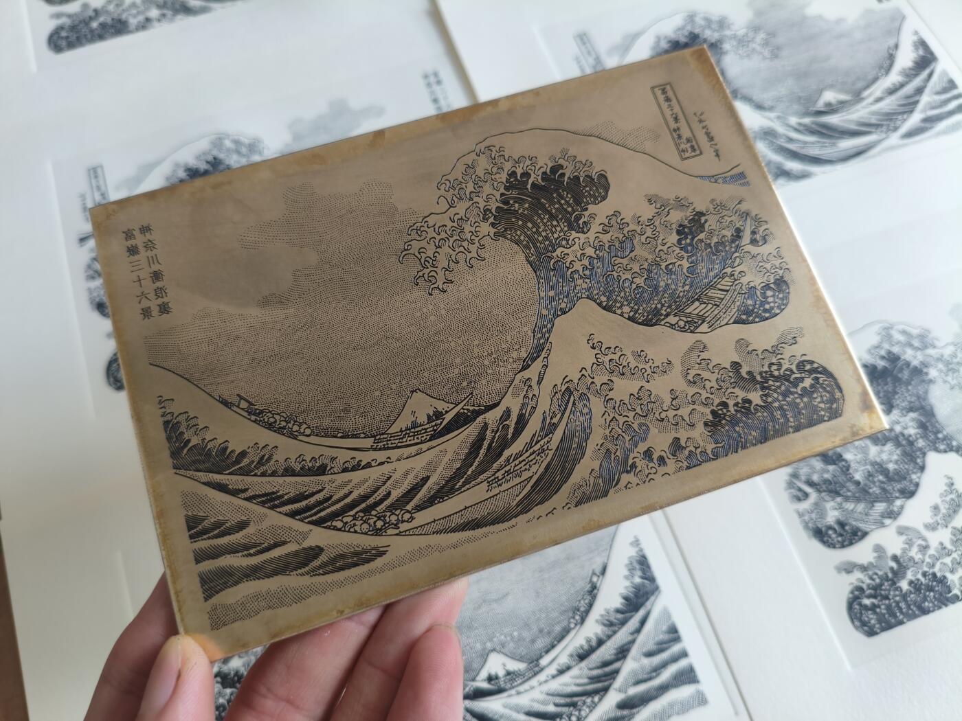 神奈川冲浪里凹版画
