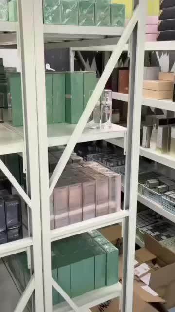 进了撸货群，才知道商品的利润有多大，黄牛收货靠走量，中间商拿利润。供应链应该是一手收货的源头，其中利润有多少可想而知。万千世界，我就想分享一下我的小小信息差