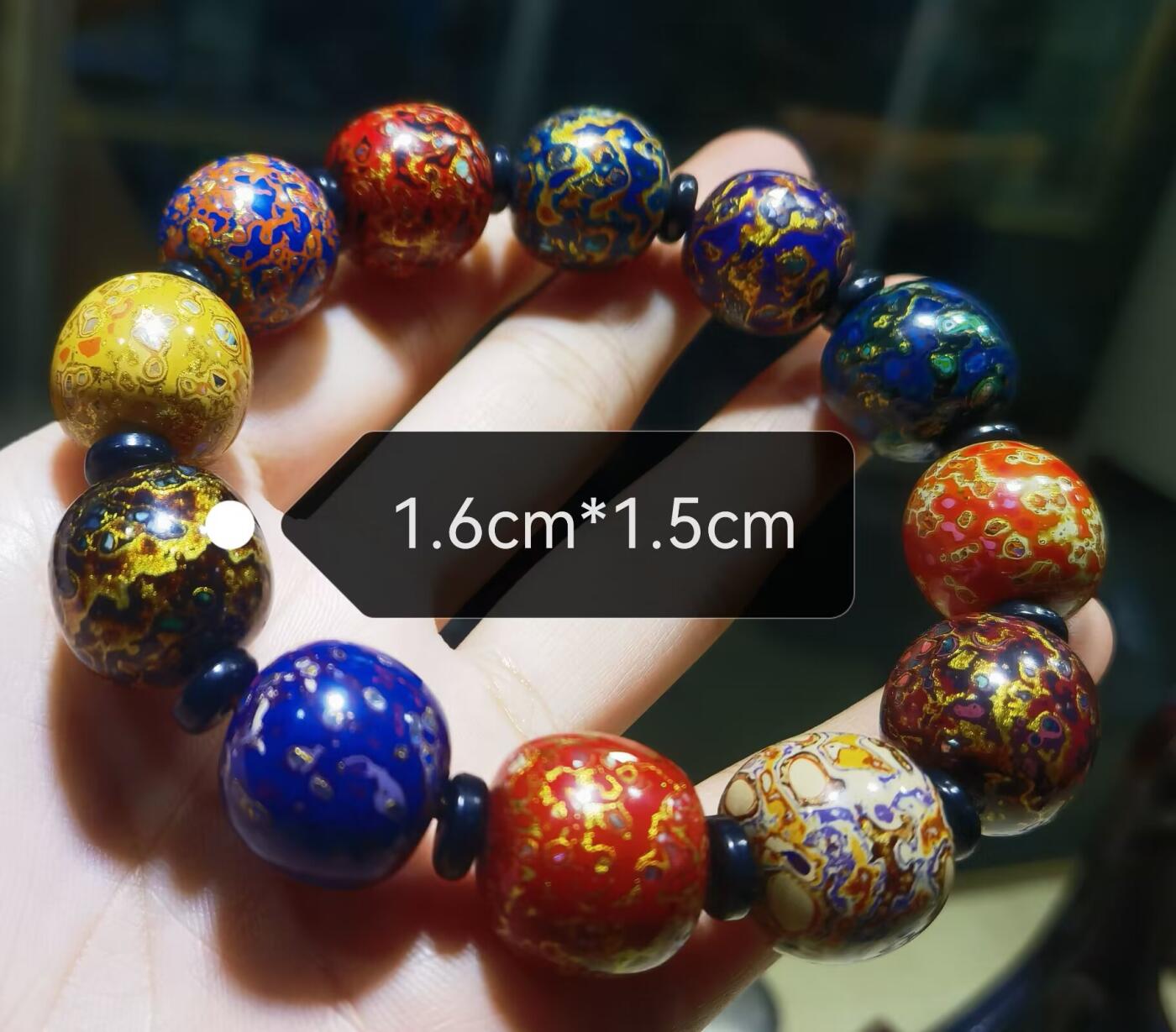 非遗大漆满螺钿手串鼓珠，甄选天然材质，匠心工艺，它是一种树脂涂料，生长条件严苛，成熟缓慢，漆树需生长10年才能割采，一颗漆树整个生命周期只能割出10公斤生漆，3000颗漆树采集一公斤生漆，有“百里千刀一斤漆”的说法，收集完后过滤提取成为优良大漆，它耐酸、耐潮、耐高温，天然环保。大漆工艺是一种表面涂漆，并以彩绘，雕刻加以美化，利用不同的色彩，不同的空间对比以及映照营造出立体的视觉美感的手工艺术。