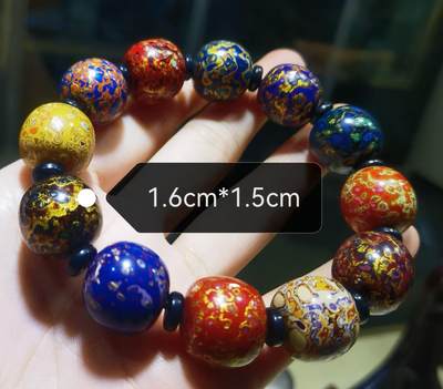 非遗大漆满螺钿手串鼓珠，甄选天然材质，匠心工艺，它是一种树脂涂料，生长条件严苛，成熟缓慢，漆树需生长10年才能割采，一颗漆树整个生命周期只能割出10公斤生漆，3000颗漆树采集一公斤生漆，有“百里千刀一斤漆”的说法，收集完后过滤提取成为优良大漆，它耐酸、耐潮、耐高温，天然环保。大漆工艺是一种表面涂漆，并以彩绘，雕刻加以美化，利用不同的色彩，不同的空间对比以及映照营造出立体的视觉美感的手工艺术。