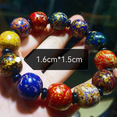 非遗大漆满螺钿手串鼓珠，甄选天然材质，匠心工艺，它是一种树脂涂料，生长条件严苛，成熟缓慢，漆树需生长10年才能割采，一颗漆树整个生命周期只能割出10公斤生漆，3000颗漆树采集一公斤生漆，有“百里千刀一斤漆”的说法，收集完后过滤提取成为优良大漆，它耐酸、耐潮、耐高温，天然环保。大漆工艺是一种表面涂漆，并以彩绘，雕刻加以美化，利用不同的色彩，不同的空间对比以及映照营造出立体的视觉美感的手工艺术。