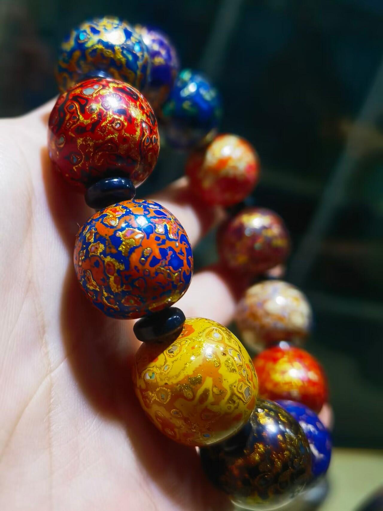 非遗大漆满螺钿手串鼓珠，甄选天然材质，匠心工艺，它是一种树脂涂料，生长条件严苛，成熟缓慢，漆树需生长10年才能割采，一颗漆树整个生命周期只能割出10公斤生漆，3000颗漆树采集一公斤生漆，有“百里千刀一斤漆”的说法，收集完后过滤提取成为优良大漆，它耐酸、耐潮、耐高温，天然环保。大漆工艺是一种表面涂漆，并以彩绘，雕刻加以美化，利用不同的色彩，不同的空间对比以及映照营造出立体的视觉美感的手工艺术。