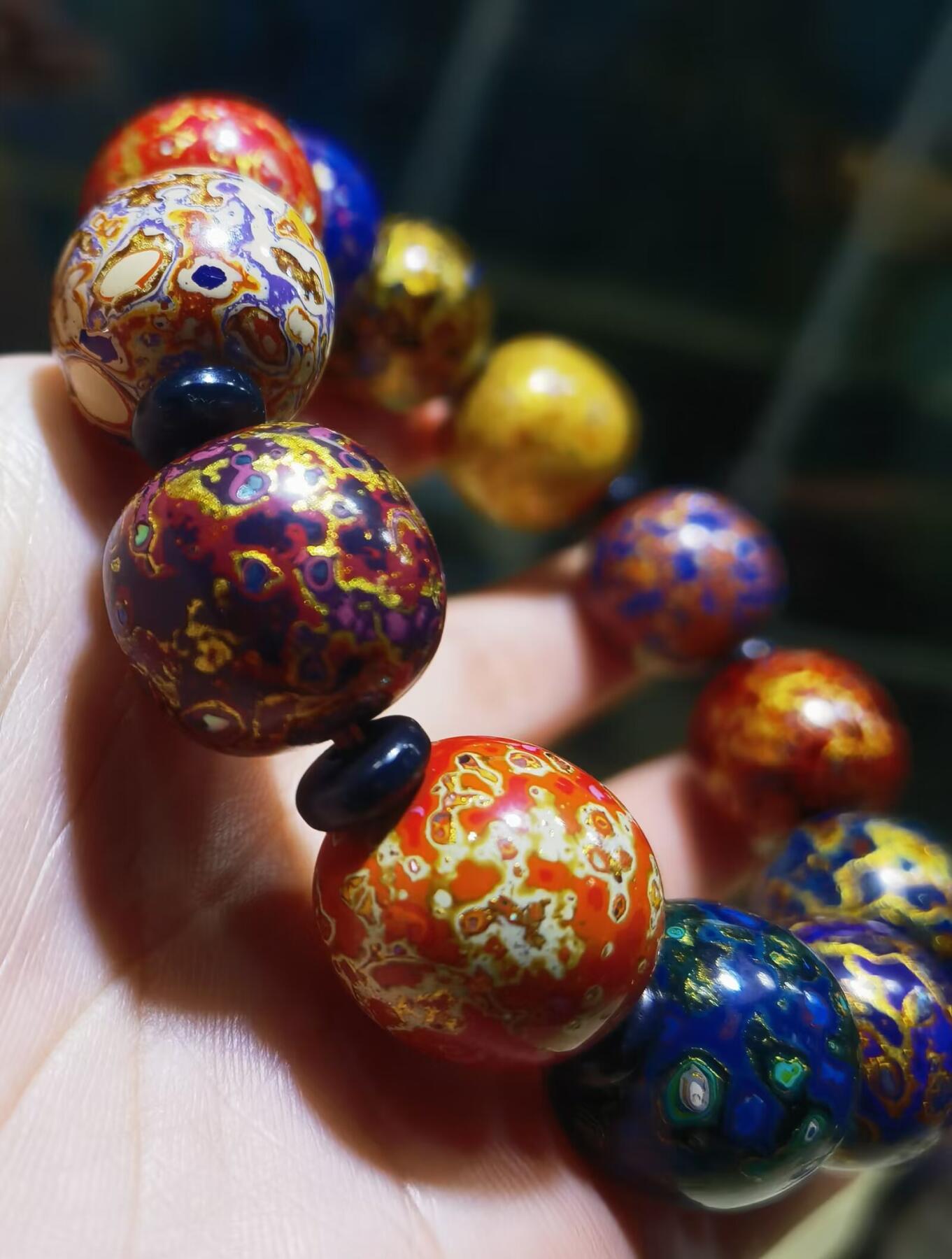 非遗大漆满螺钿手串鼓珠，甄选天然材质，匠心工艺，它是一种树脂涂料，生长条件严苛，成熟缓慢，漆树需生长10年才能割采，一颗漆树整个生命周期只能割出10公斤生漆，3000颗漆树采集一公斤生漆，有“百里千刀一斤漆”的说法，收集完后过滤提取成为优良大漆，它耐酸、耐潮、耐高温，天然环保。大漆工艺是一种表面涂漆，并以彩绘，雕刻加以美化，利用不同的色彩，不同的空间对比以及映照营造出立体的视觉美感的手工艺术。